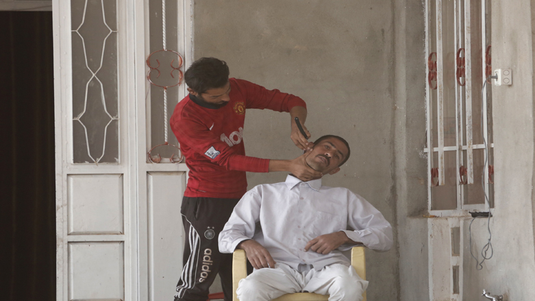 Kurtarılan Salih köyünde 2 buçuk yıldır DAİŞ'ın hakimiyetinde yaşadıkları için sakal uzatmak mecburiyetinde kalan erkekler, askerlerin köye gelmesiyle tıraş oldu.
